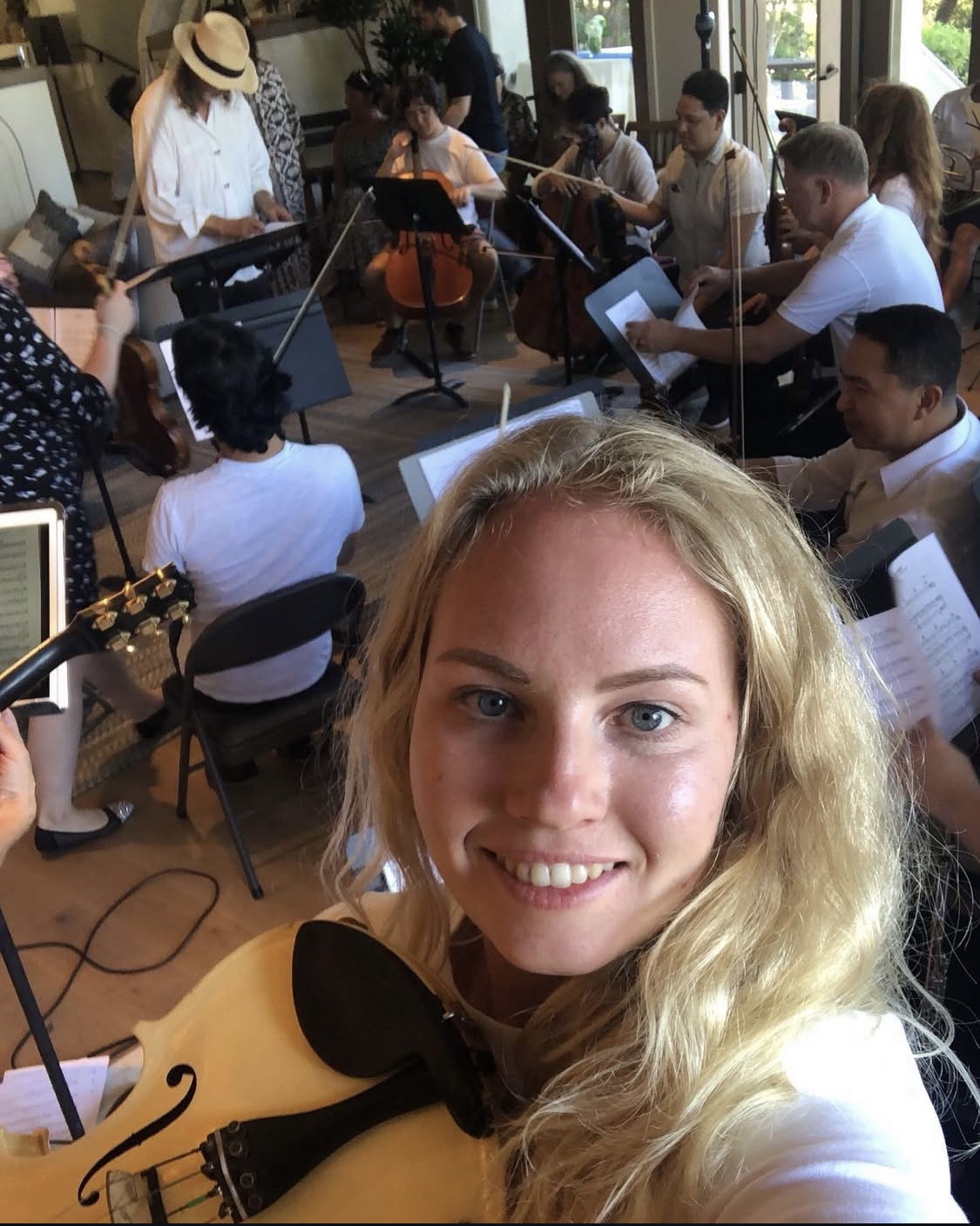 Mariia Navalnaya playing violin